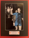 SIR BOBBY CHARLTON - SIGNERT BILDE MED EKTEHETSBEVIS/COA