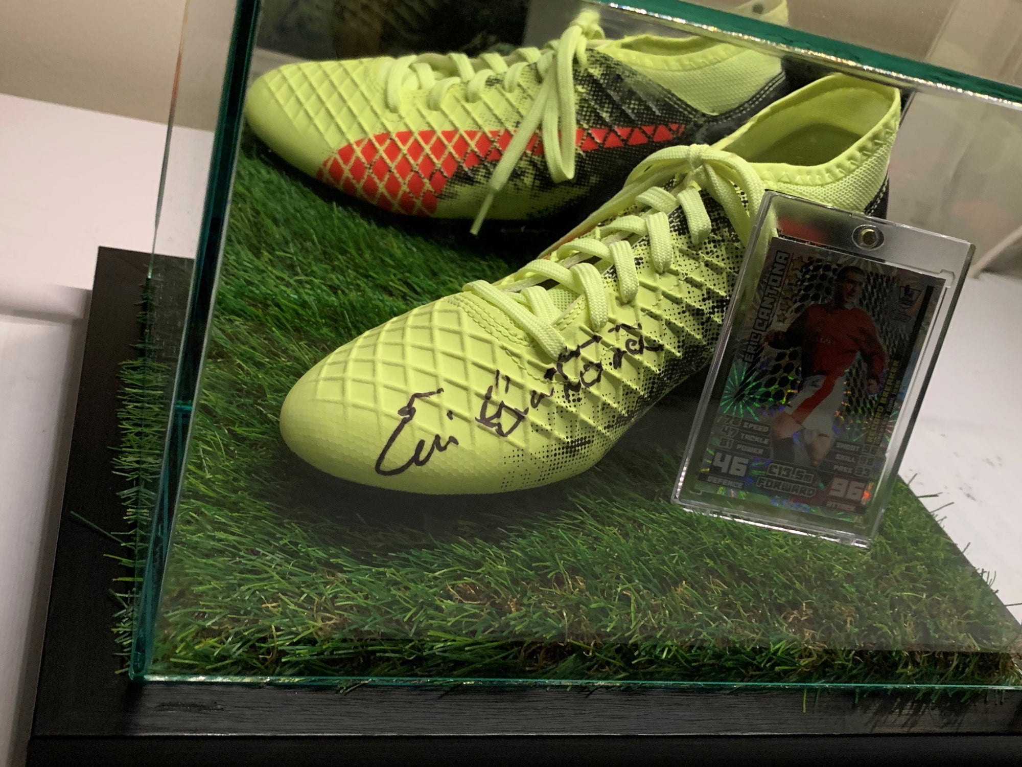 GLASS OG SPEILMONTER FOR UTSTILLING AV SKO