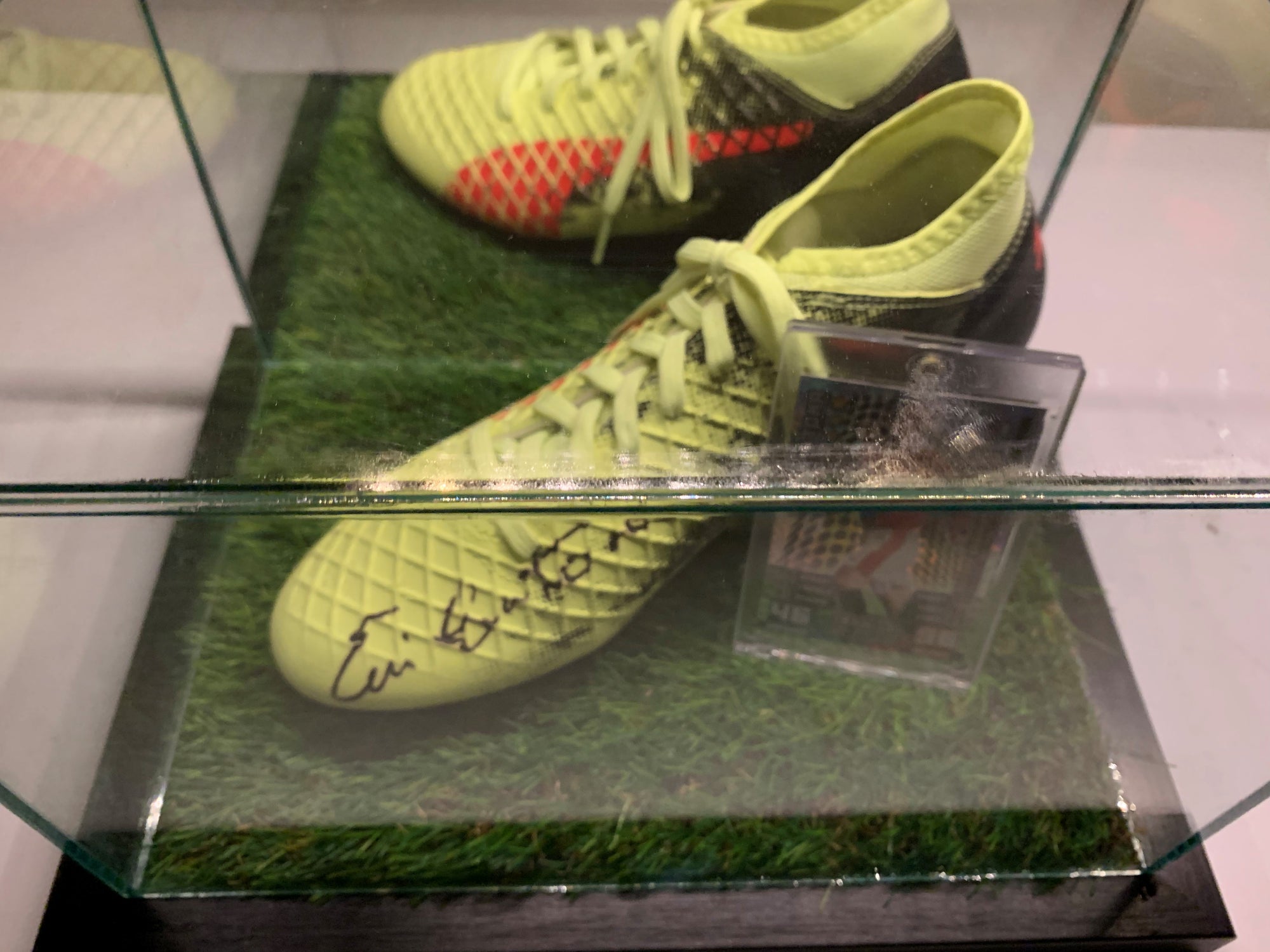 GLASS OG SPEILMONTER FOR UTSTILLING AV SKO