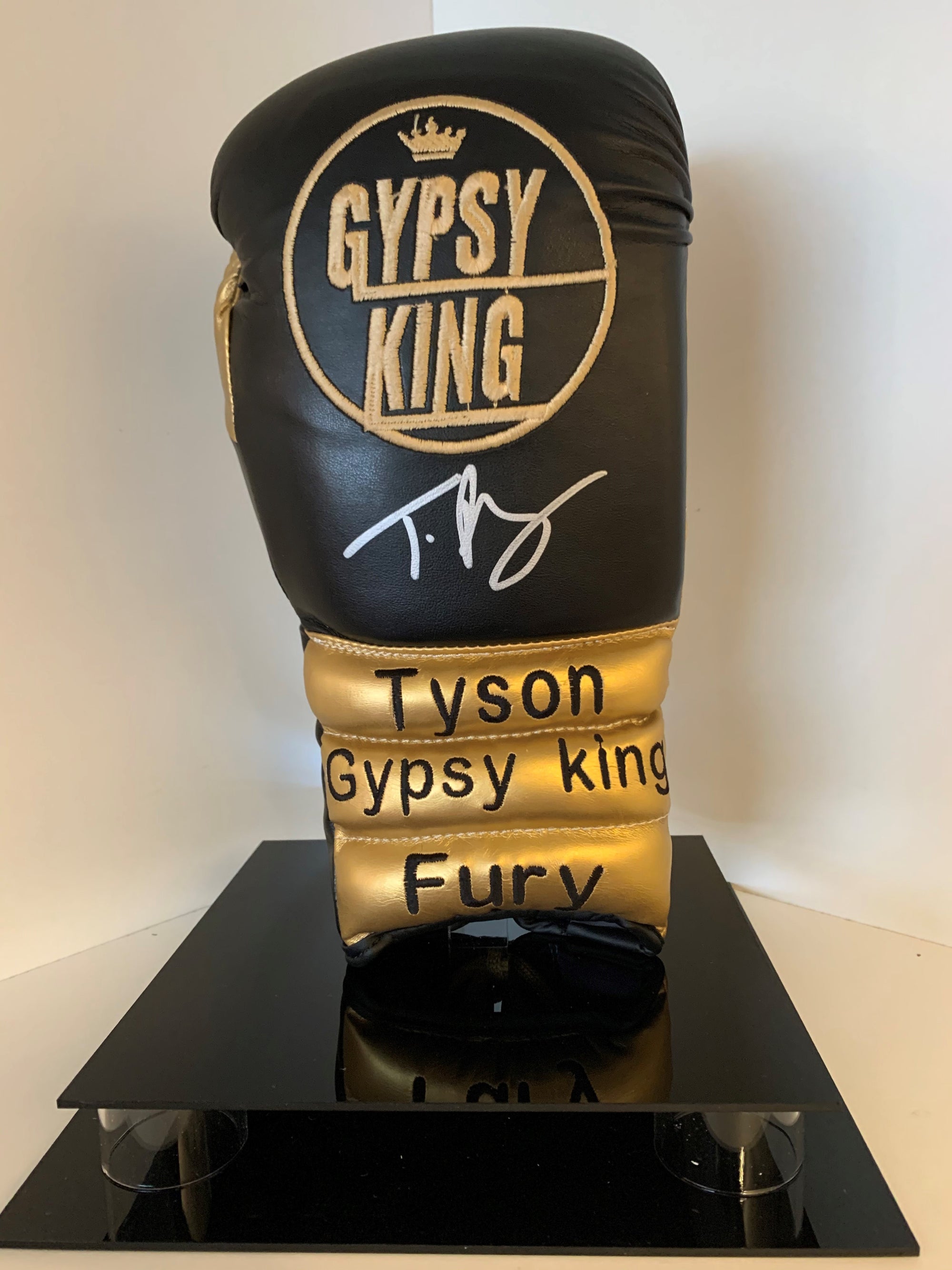 TYSON FURY - SIGNERT BOKSERHANSKE I DISPLAY MED EKTEHETSBEVIS/COA