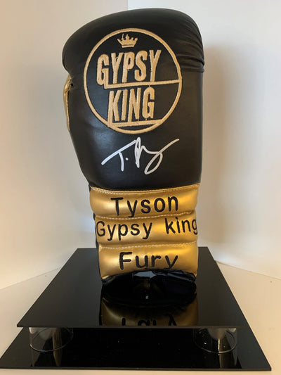 TYSON FURY - SIGNERT BOKSERHANSKE I DISPLAY MED EKTEHETSBEVIS/COA
