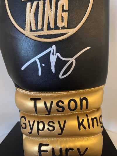 TYSON FURY - SIGNERT BOKSERHANSKE I DISPLAY MED EKTEHETSBEVIS/COA