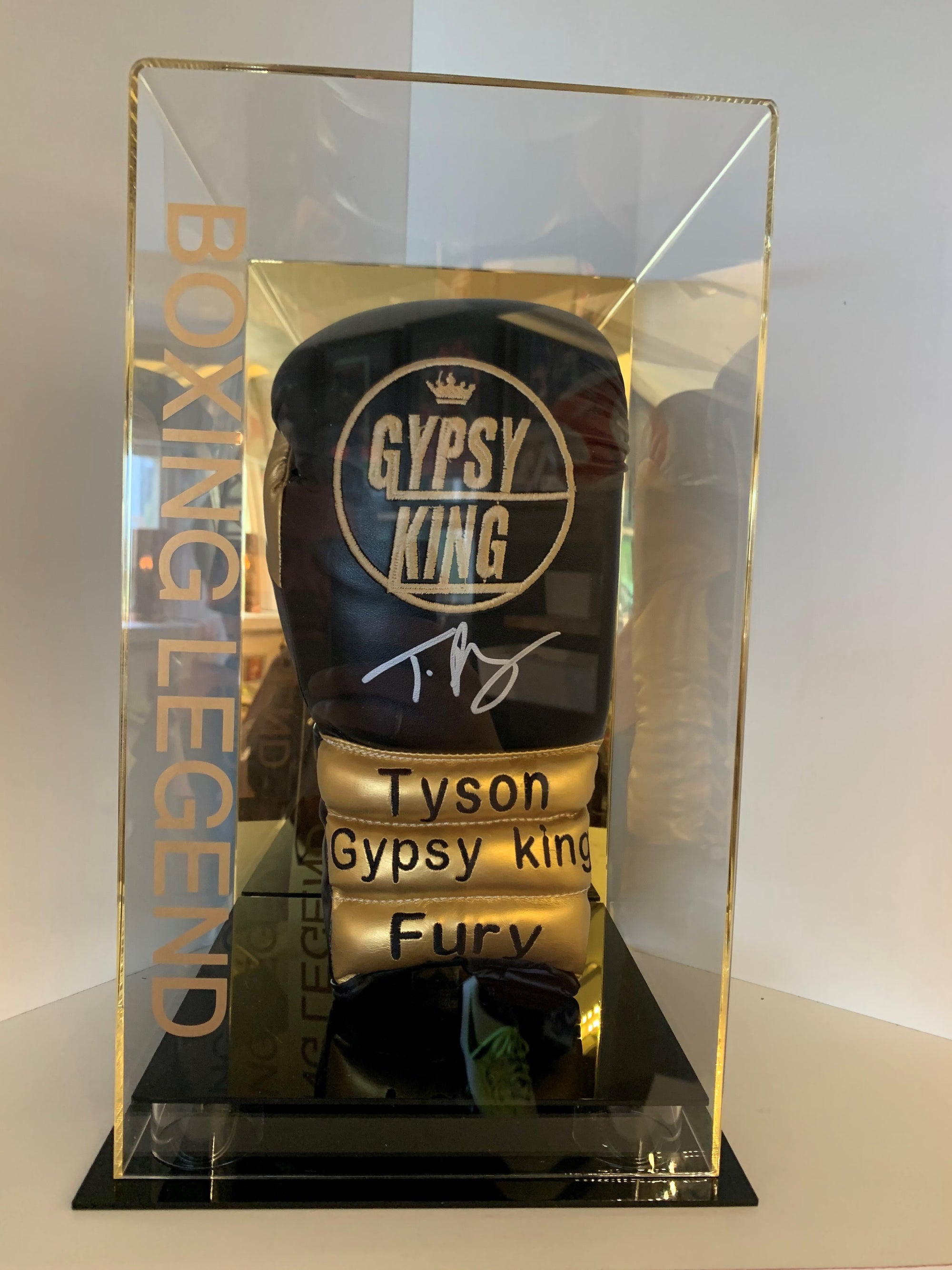 TYSON FURY - SIGNERT BOKSERHANSKE I DISPLAY MED EKTEHETSBEVIS/COA