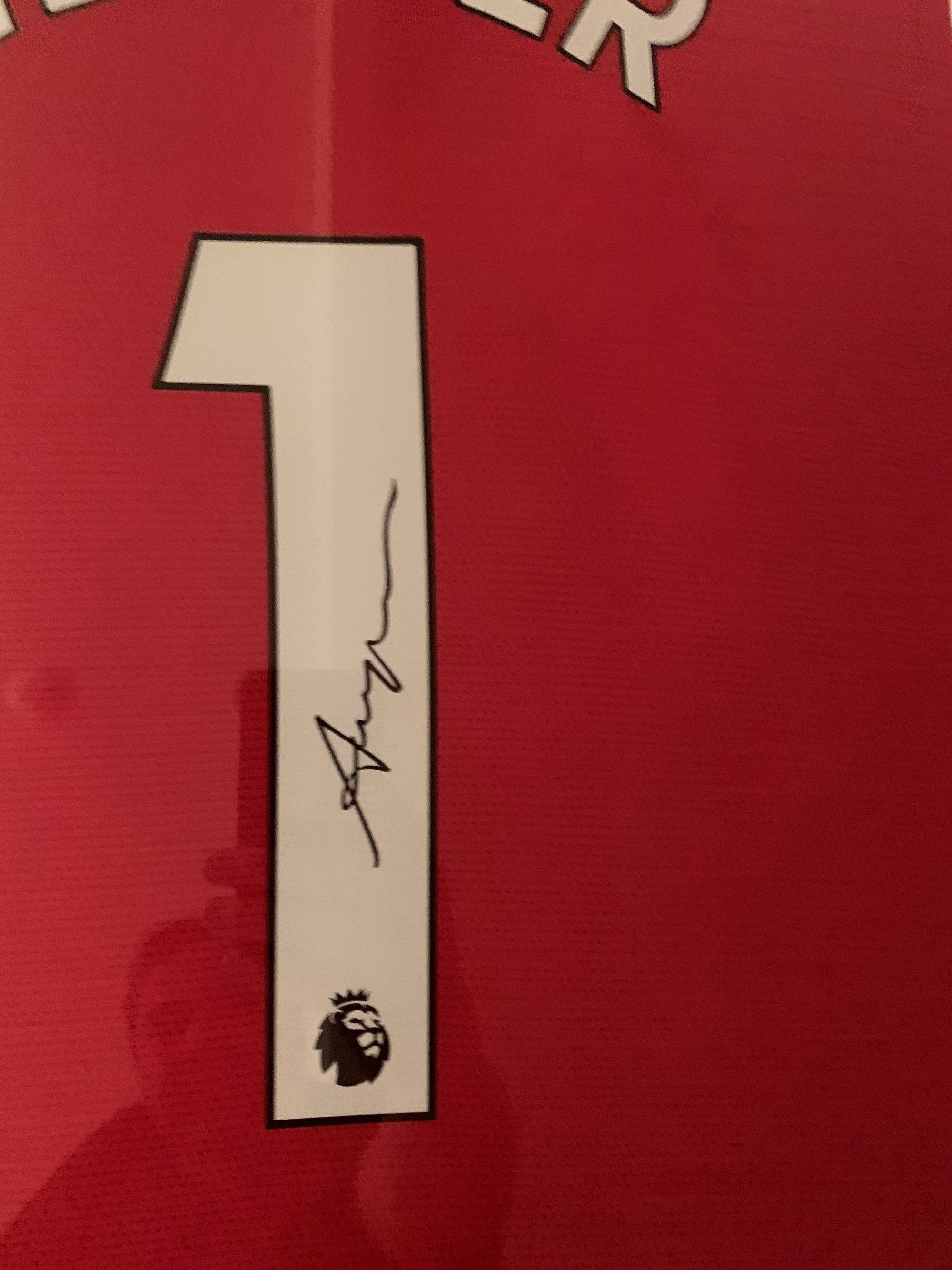 ARSENE WENGER - FERDIG INNRAMMET OG SIGNERT DRAKT "ART-FRAME" MED EKTEHETSBEVIS/COA