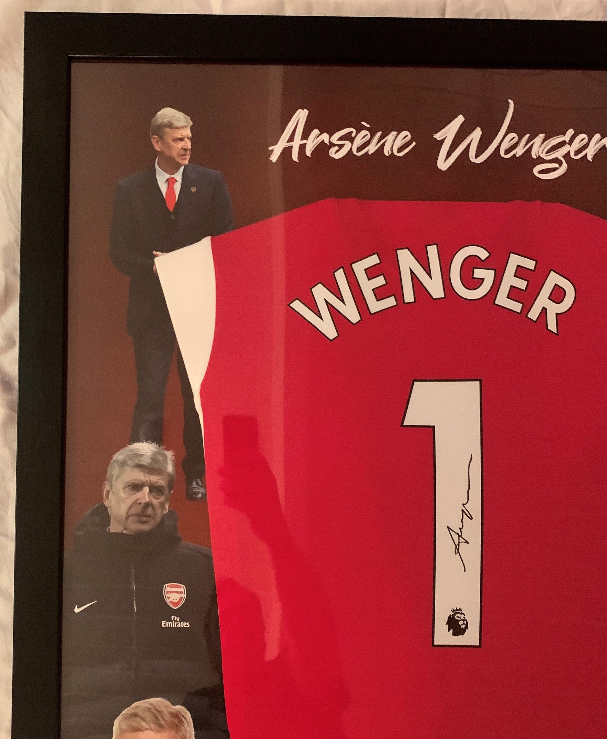 ARSENE WENGER - FERDIG INNRAMMET OG SIGNERT DRAKT "ART-FRAME" MED EKTEHETSBEVIS/COA