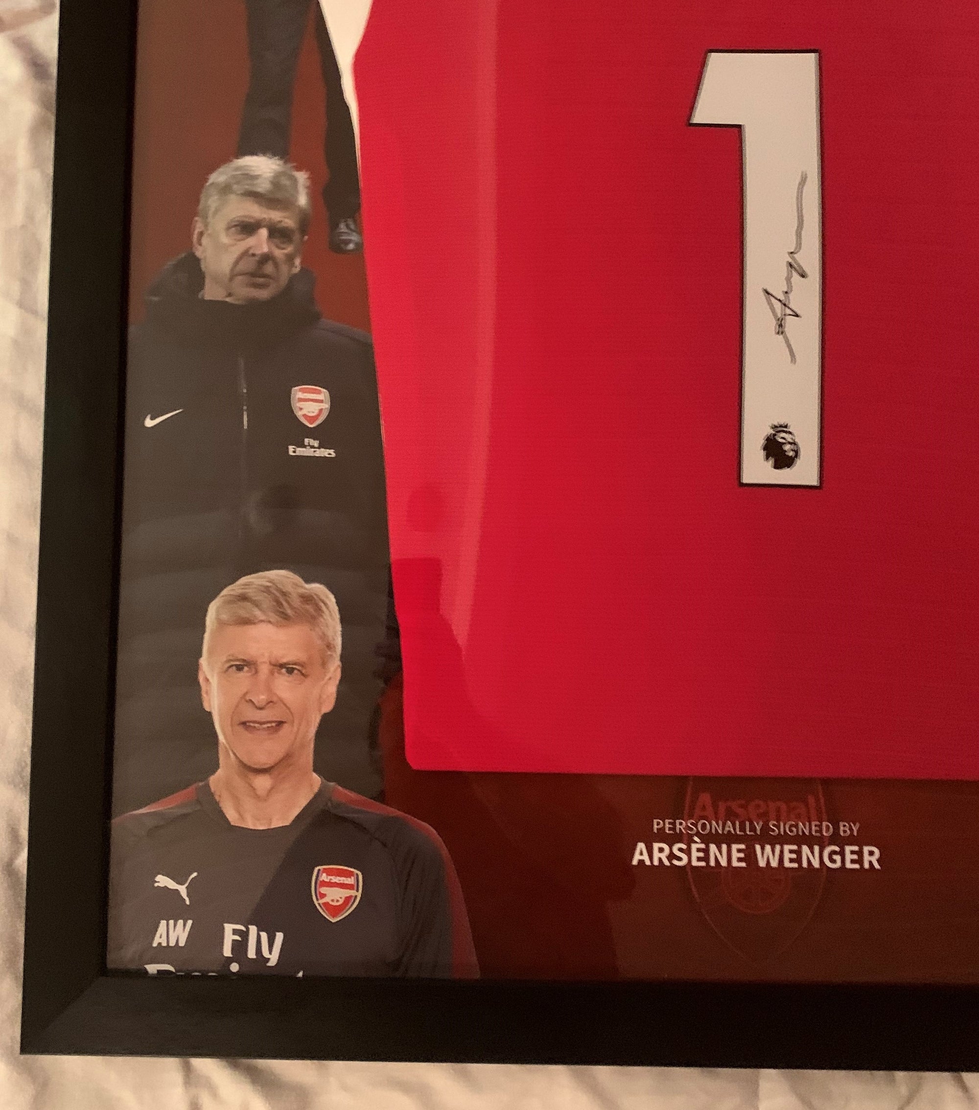 ARSENE WENGER - FERDIG INNRAMMET OG SIGNERT DRAKT "ART-FRAME" MED EKTEHETSBEVIS/COA