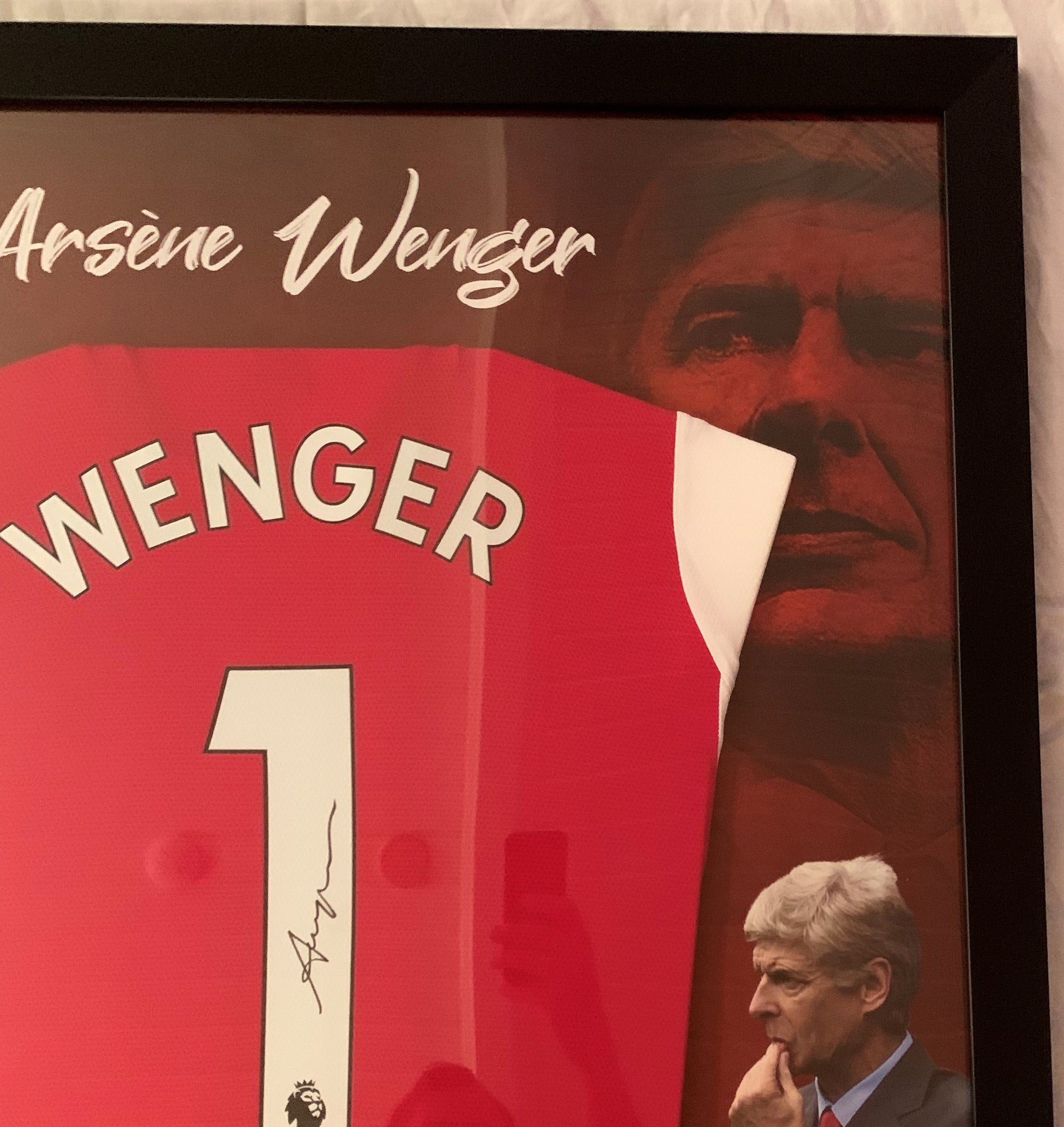 ARSENE WENGER - FERDIG INNRAMMET OG SIGNERT DRAKT "ART-FRAME" MED EKTEHETSBEVIS/COA