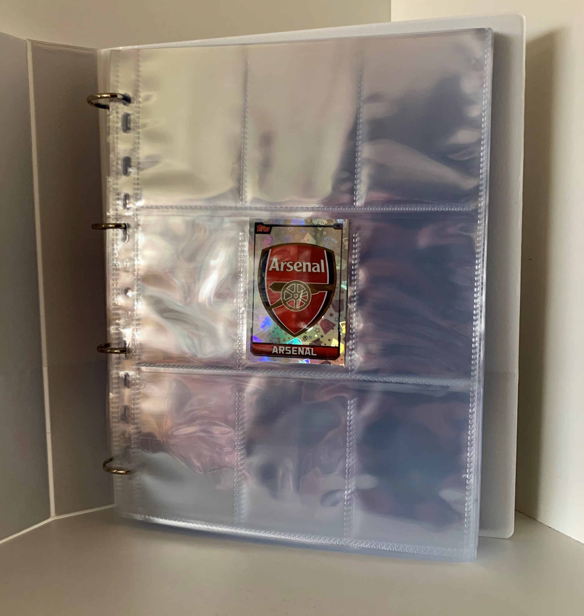 ARSENAL SAMLEPERM FOR FOTBALLKORT MED 50 STK PLASTLOMMER MED PLASS TIL  450 STK KORT