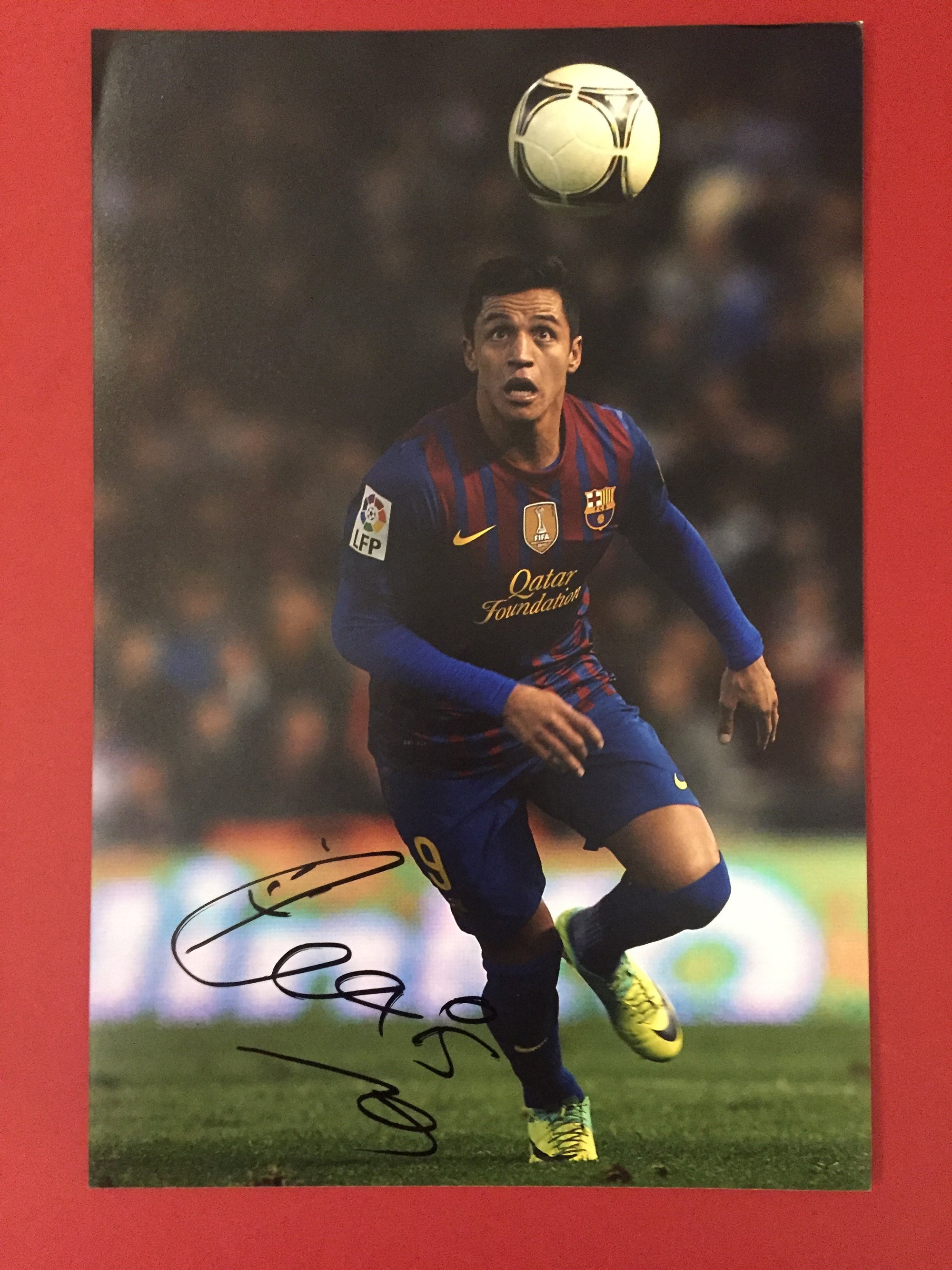 BARCELONA - ALEXIS SANCHEZ - SIGNERT BILDE MED EKTEHETSBEVIS/COA