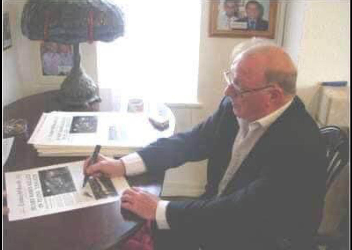 MANCHESTER UNITED - "REPLICA" AV FØRSTE-SIDE LONDON HERALD 7.FEBRUAR 1958 - SIGNERT AV KENNY MORGEN OG ALBERT SCANLOIN