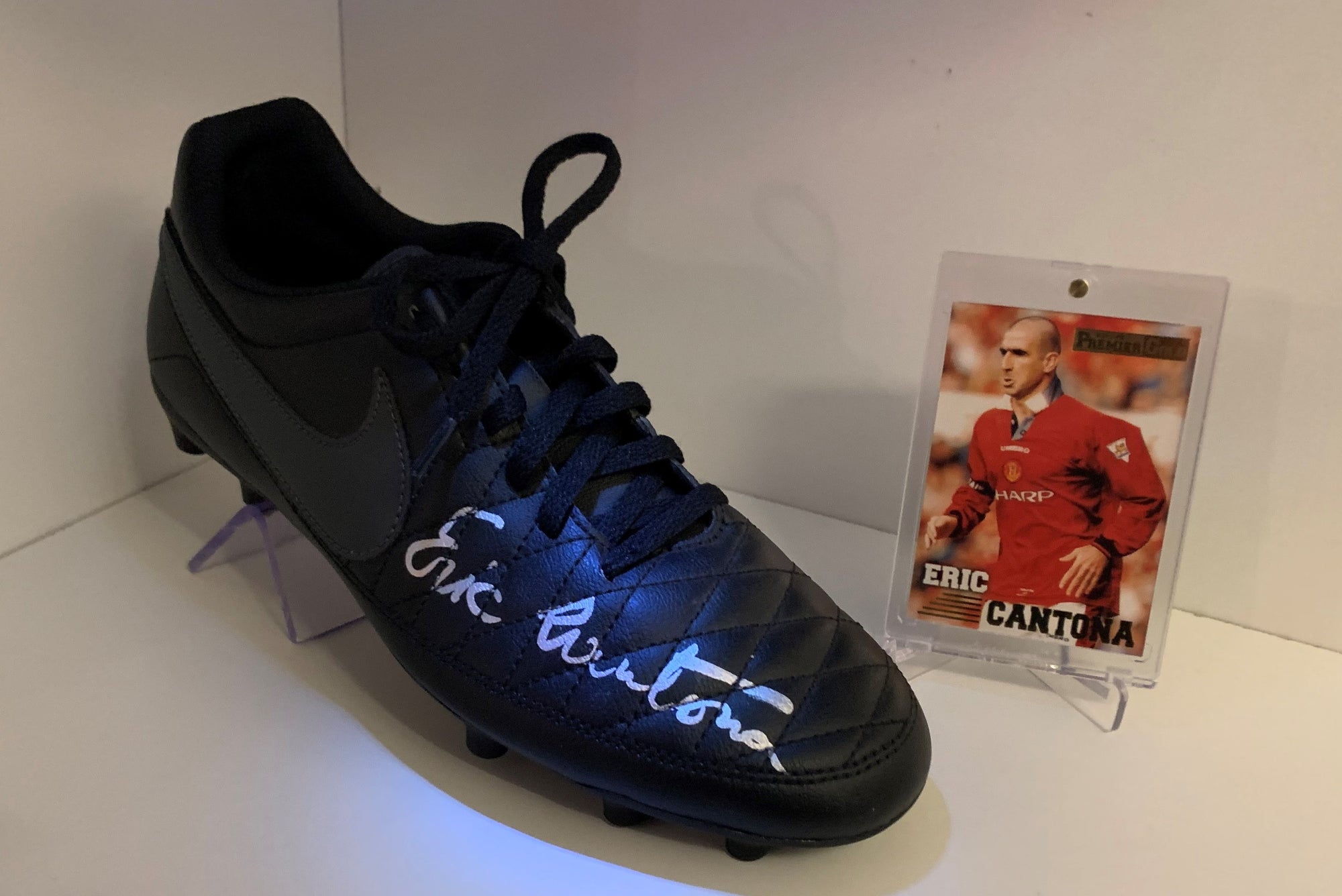 ERIC CANTONA - SIGNERT SKO MED EKTEHETSBEVIS/COA