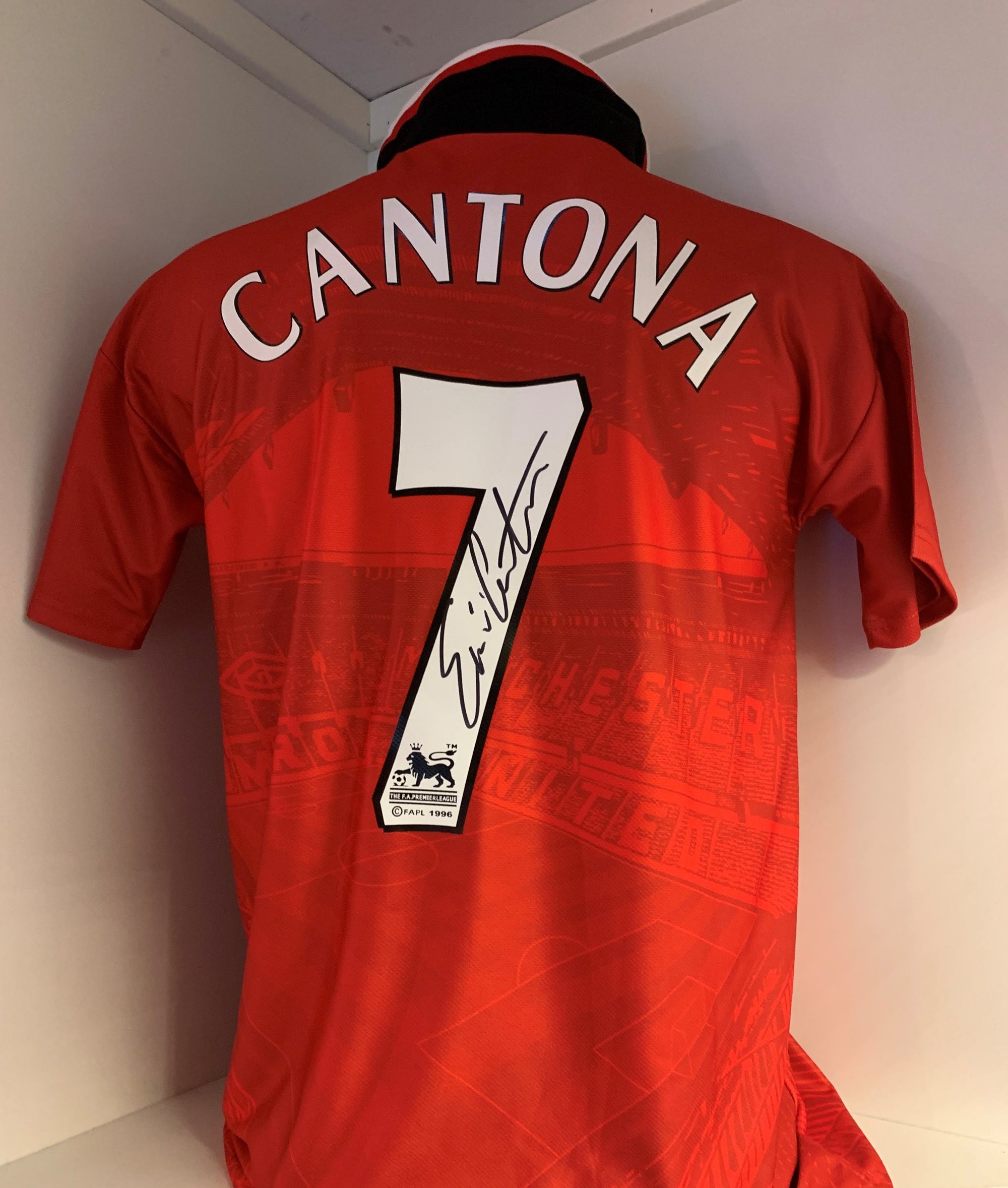 ERIC CANTONA - SIGNERT DRAKT MED EKTEHETSBEVIS/COA