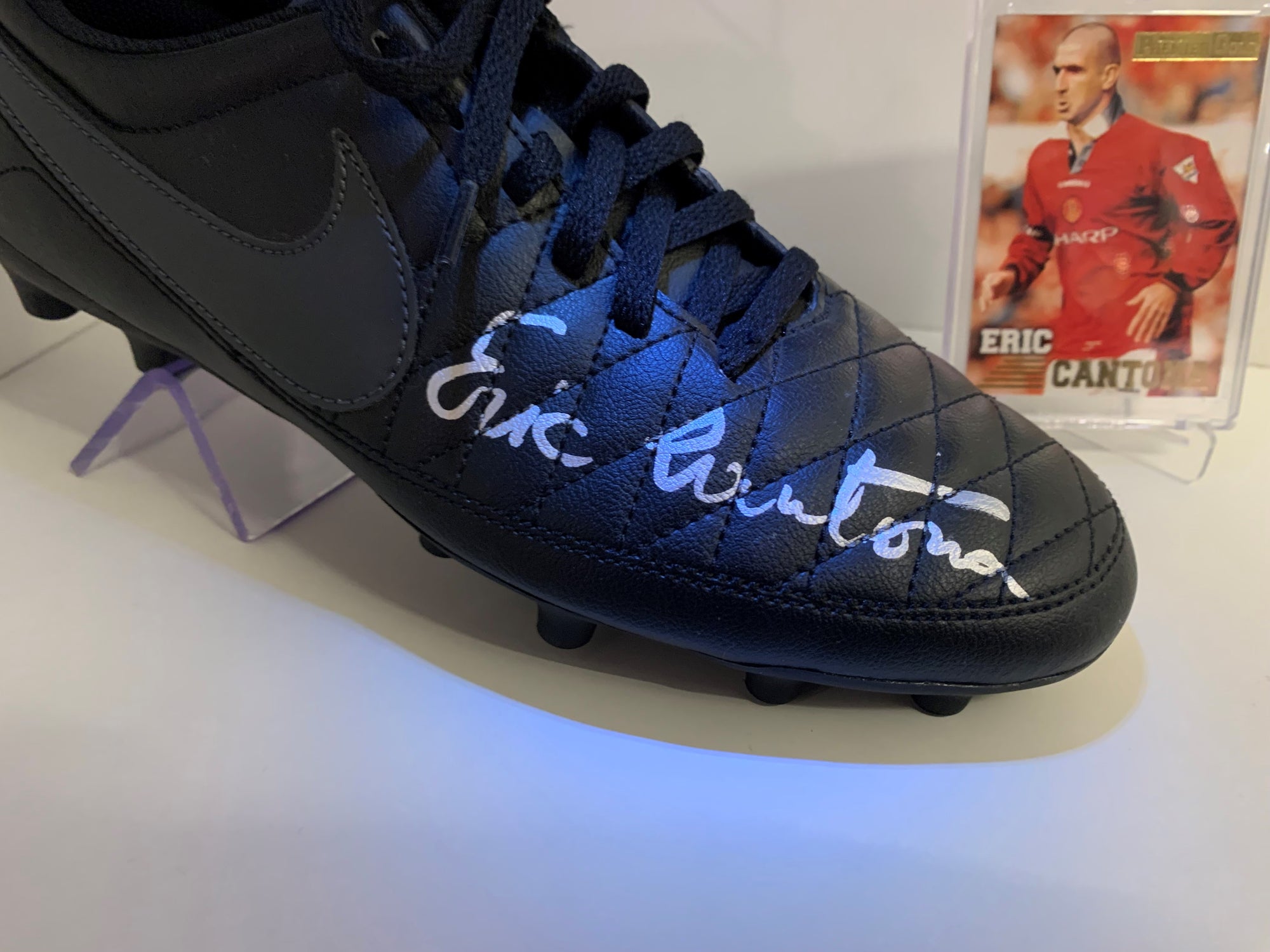 ERIC CANTONA - SIGNERT SKO MED EKTEHETSBEVIS/COA