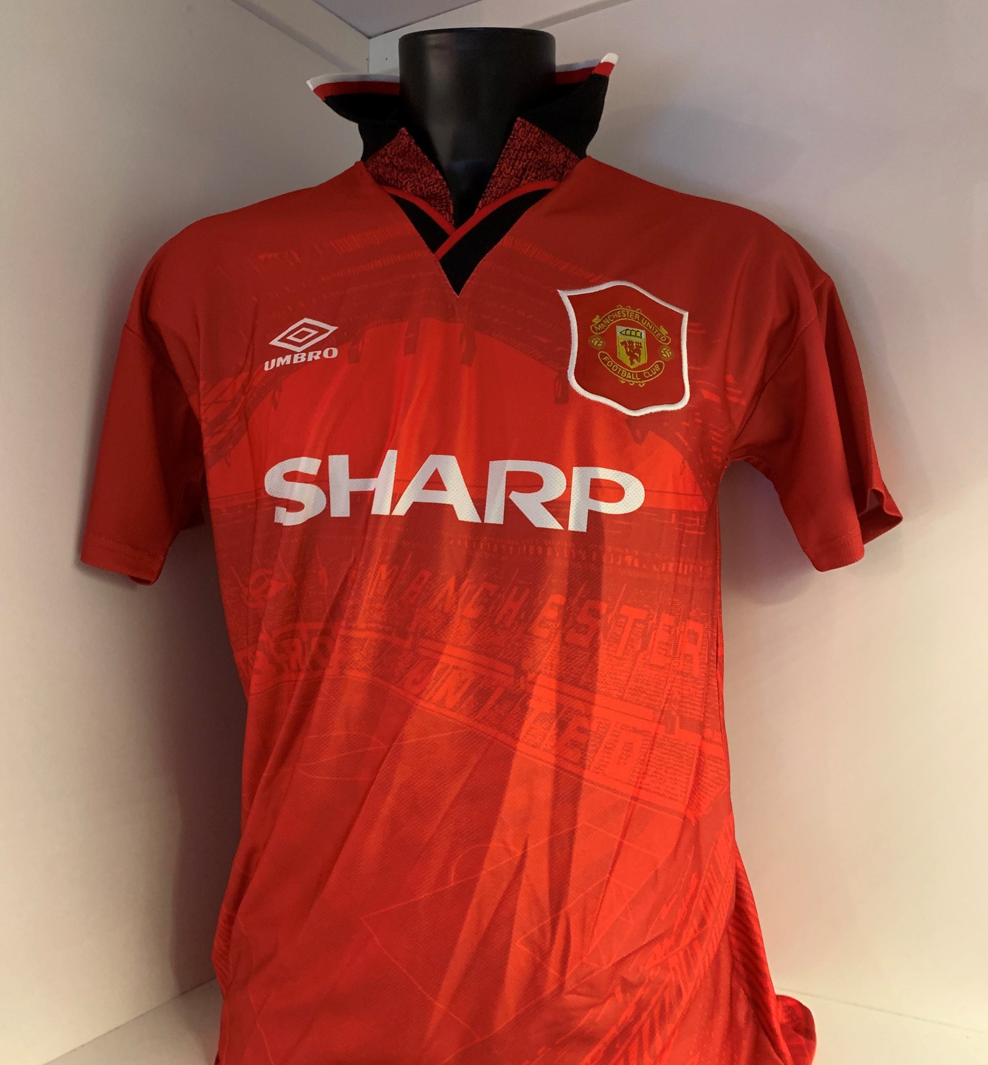 ERIC CANTONA - SIGNERT DRAKT MED EKTEHETSBEVIS/COA