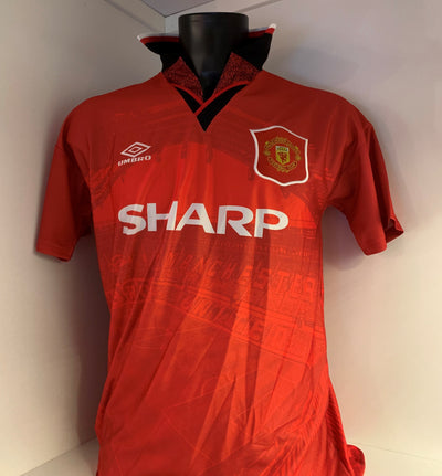 ERIC CANTONA - SIGNERT DRAKT MED EKTEHETSBEVIS/COA