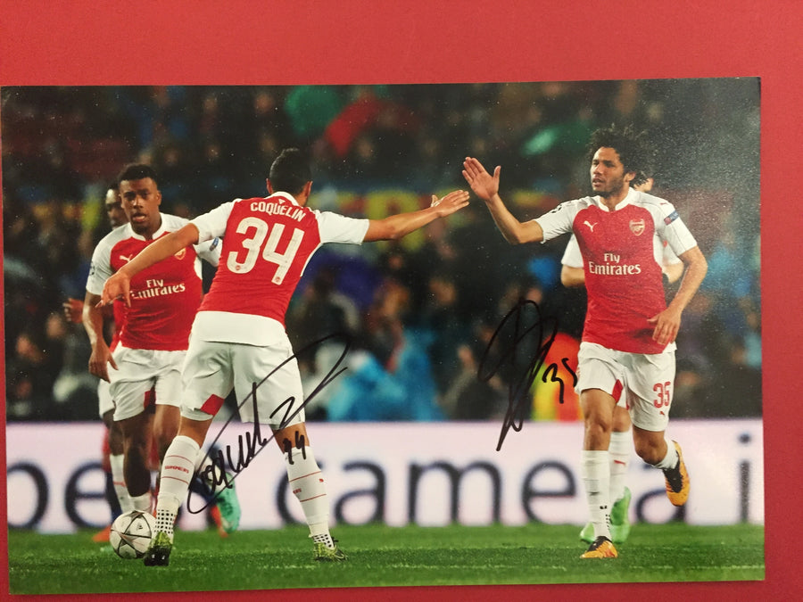ARSENAL - FRANCIS COQUELIN OG MOHAMED ELNENY - DOBBELSIGNERT BILDE MED EKTEHETSBEVIS/COA