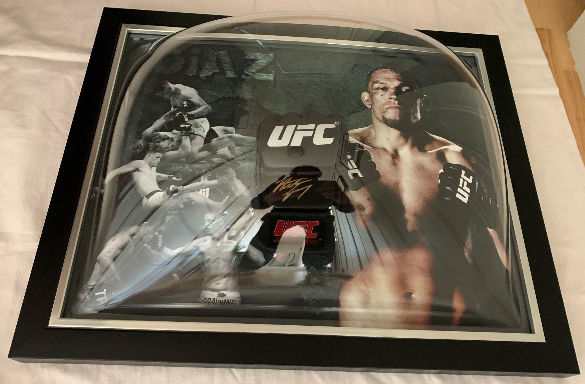 NATE DIAZ - SIGNERT UFC-HANSKE I "ART-FRAME" MED EKTEHETSBEVIS/COA