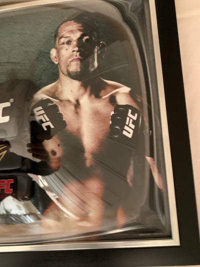NATE DIAZ - SIGNERT UFC-HANSKE I "ART-FRAME" MED EKTEHETSBEVIS/COA