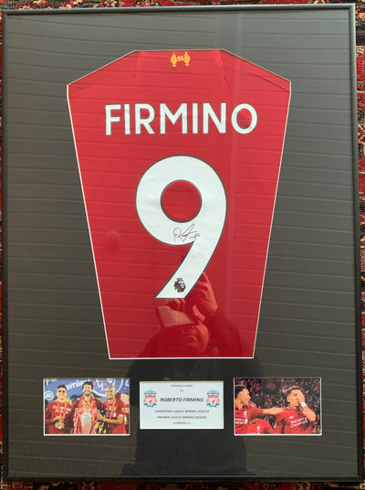 ROBERTO FIRMINO - FERDIG INNRAMMET SIGNERT DRAKT MED EKTEHETSBEVIS/COA