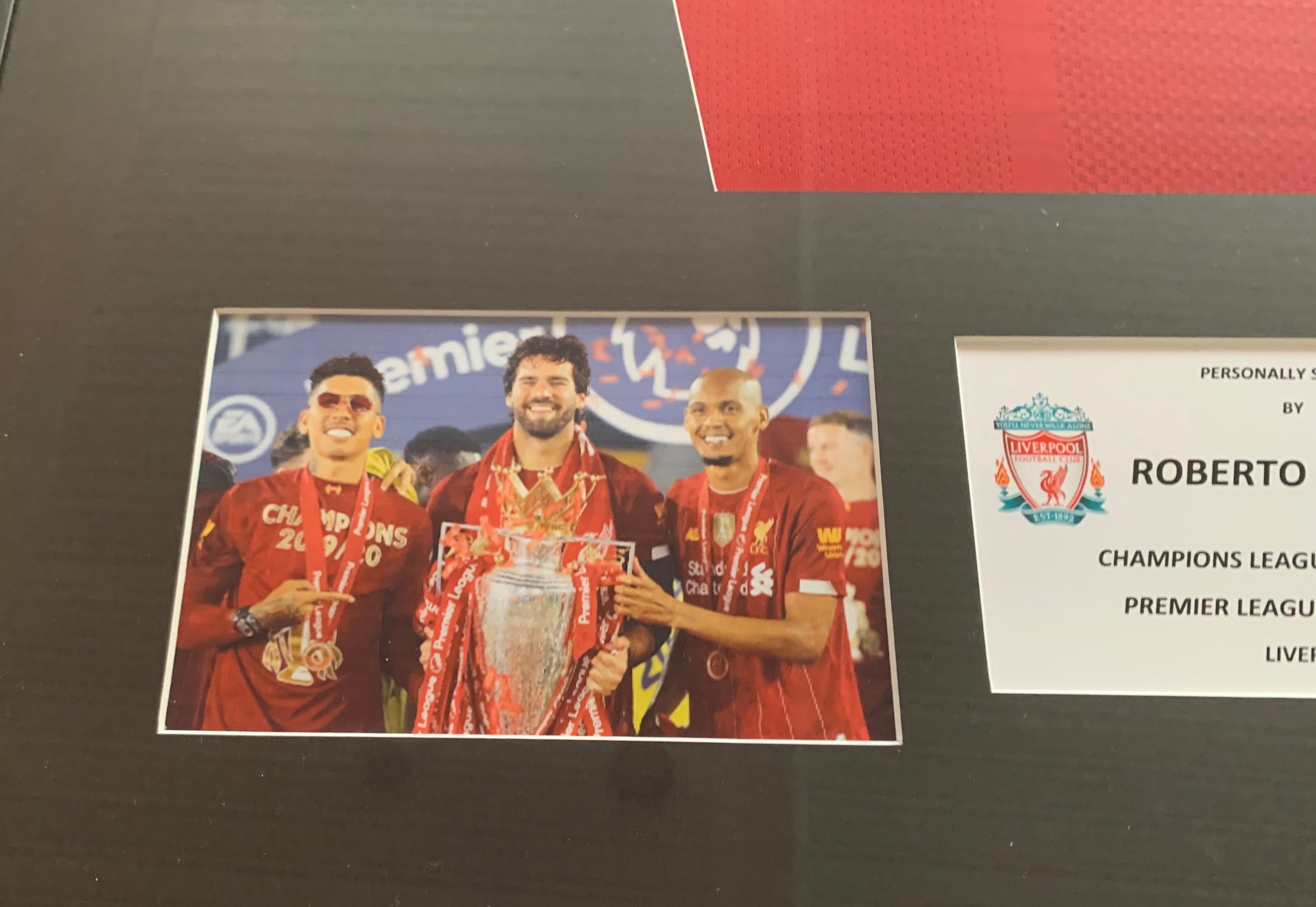 ROBERTO FIRMINO - FERDIG INNRAMMET SIGNERT DRAKT MED EKTEHETSBEVIS/COA