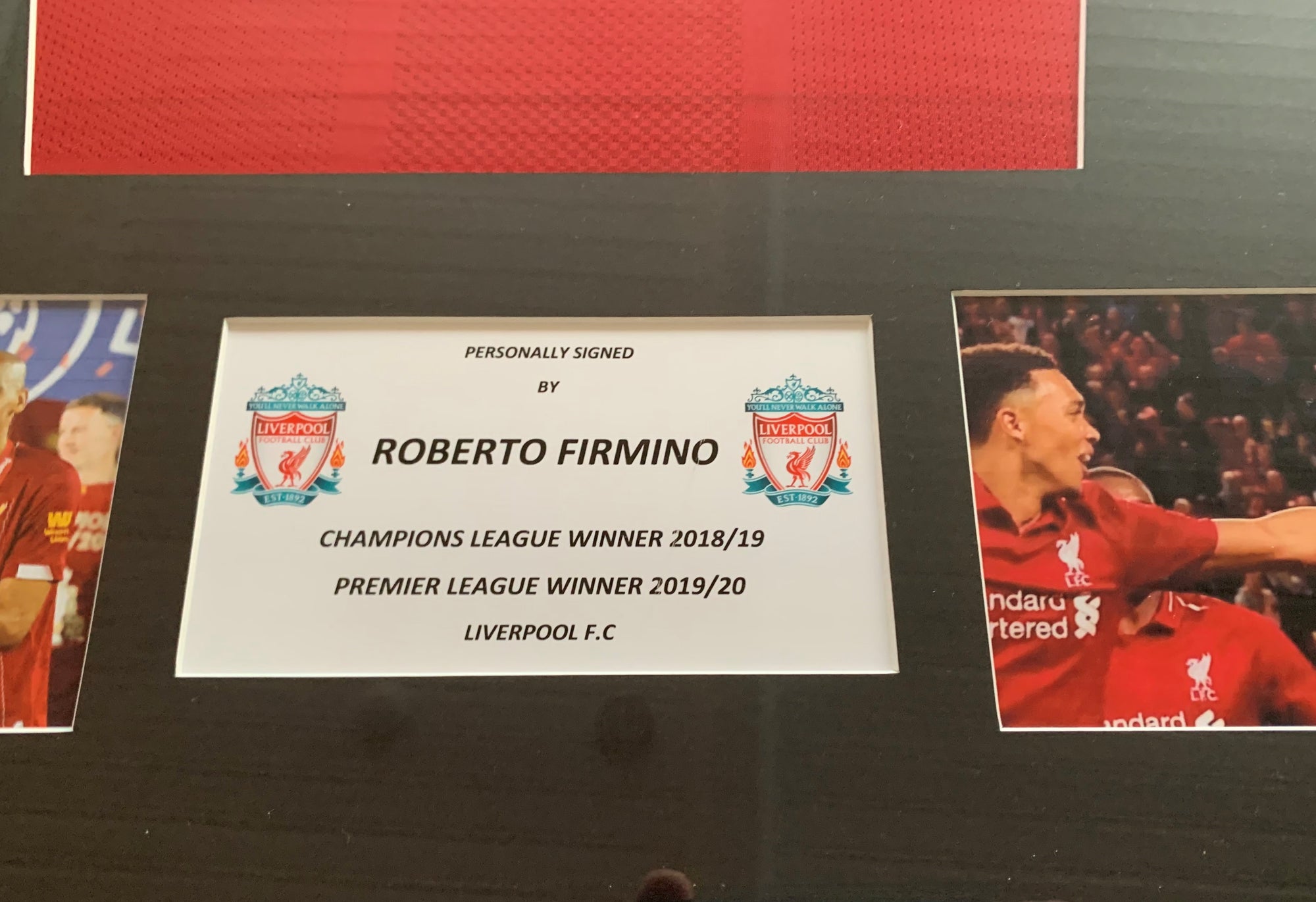 ROBERTO FIRMINO - FERDIG INNRAMMET SIGNERT DRAKT MED EKTEHETSBEVIS/COA