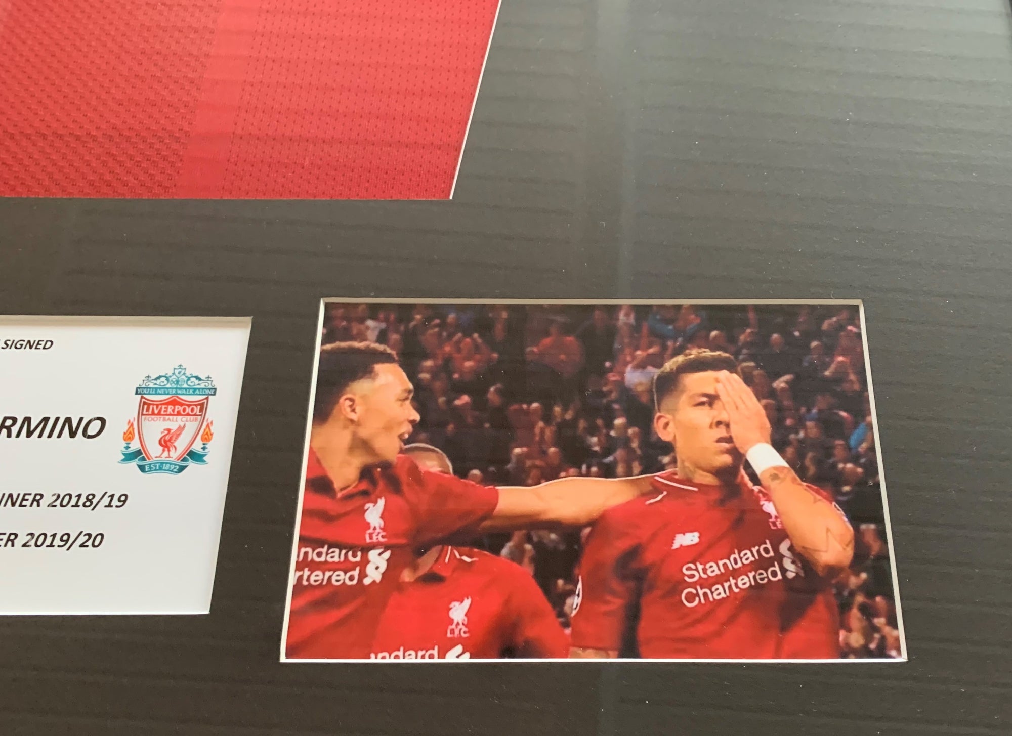 ROBERTO FIRMINO - FERDIG INNRAMMET SIGNERT DRAKT MED EKTEHETSBEVIS/COA