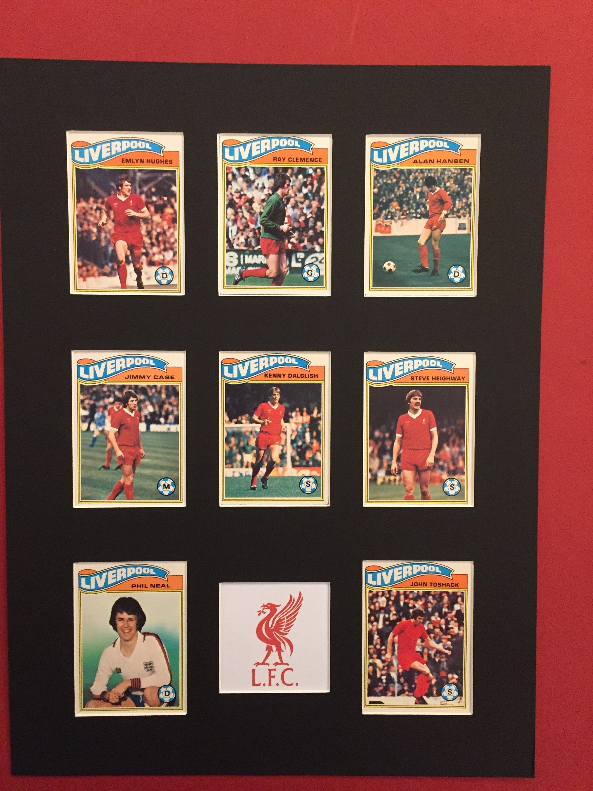 FERDIG MONTERT OG INNRAMMET PASSEPARTEOUT FOR 8 FOTBALLKORT MED TEKST/LOGOFELT