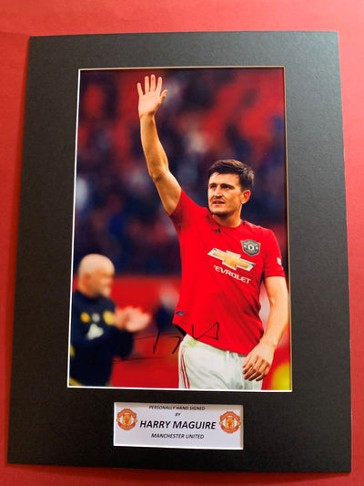 HARRY MAGUIRE - SIGNERT BILDE MED EKTEHETSBEVIS/COA
