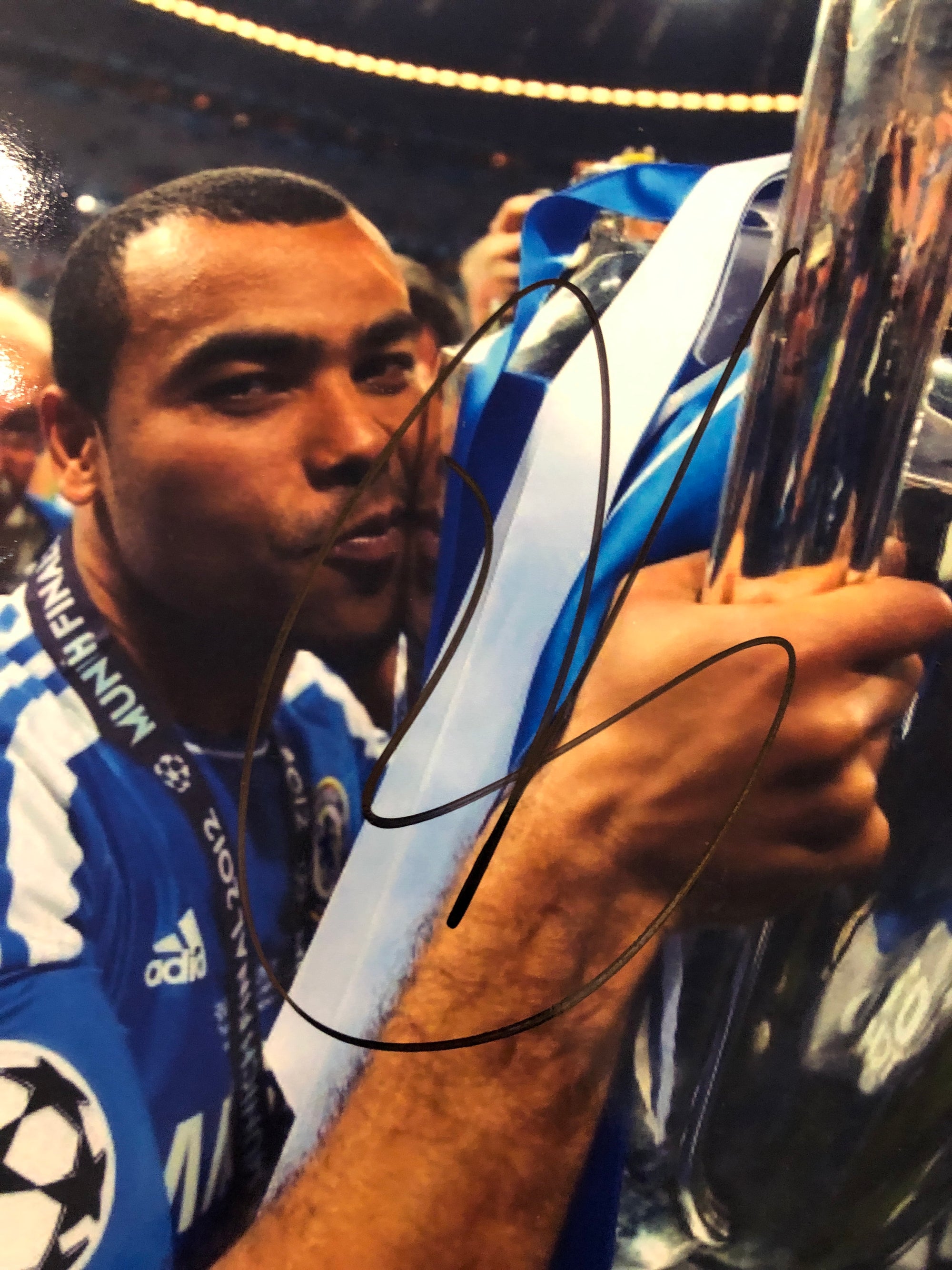 CHELSEA- ASHLEY COLE - SIGNERT BILDE MED EKTEHETSBEVIS/COA