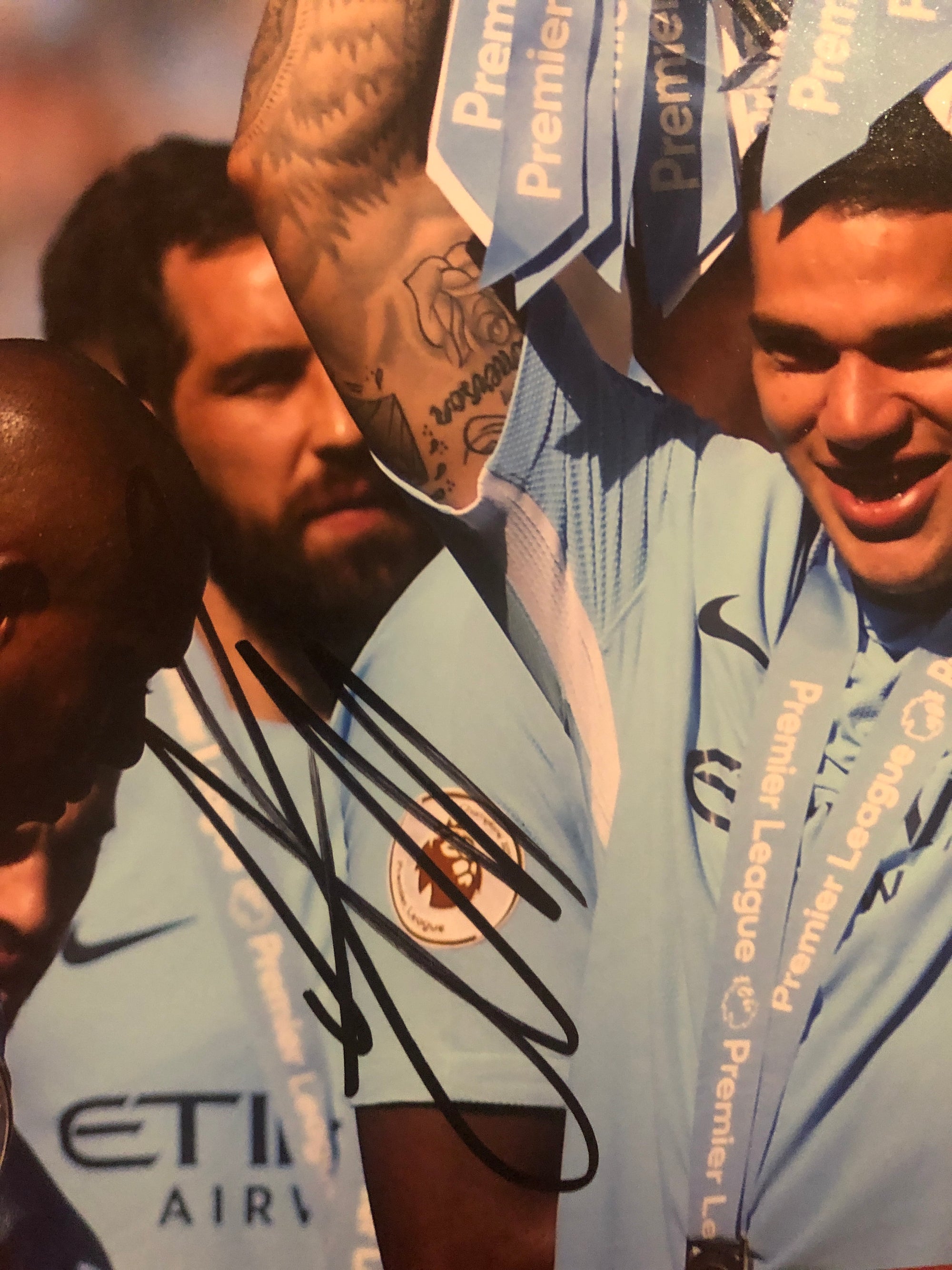 MANCHESTER CITY - EDERSON MORAES - SIGNERT BILDE MED COA/EKTEHETSBEVIS