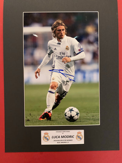 LUKA MODRIC - SIGNERT BILDE MED EKTEHETSBEVIS/COA