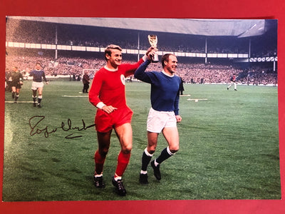 LIVERPOOL - ROGER HUNT - SIGNERT BILDE MED EKTEHETSBEVIS/COA