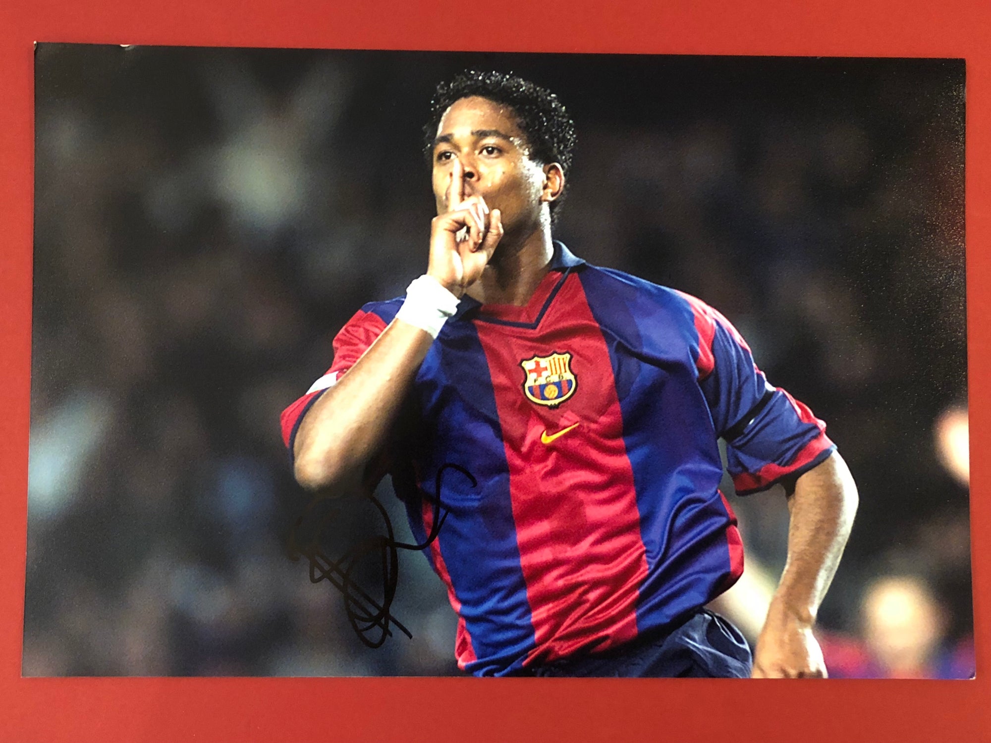 BARCELONA - PATRICK KLUIVERT - SIGNERT BILDE MED EKTEHETSBEVIS/COA