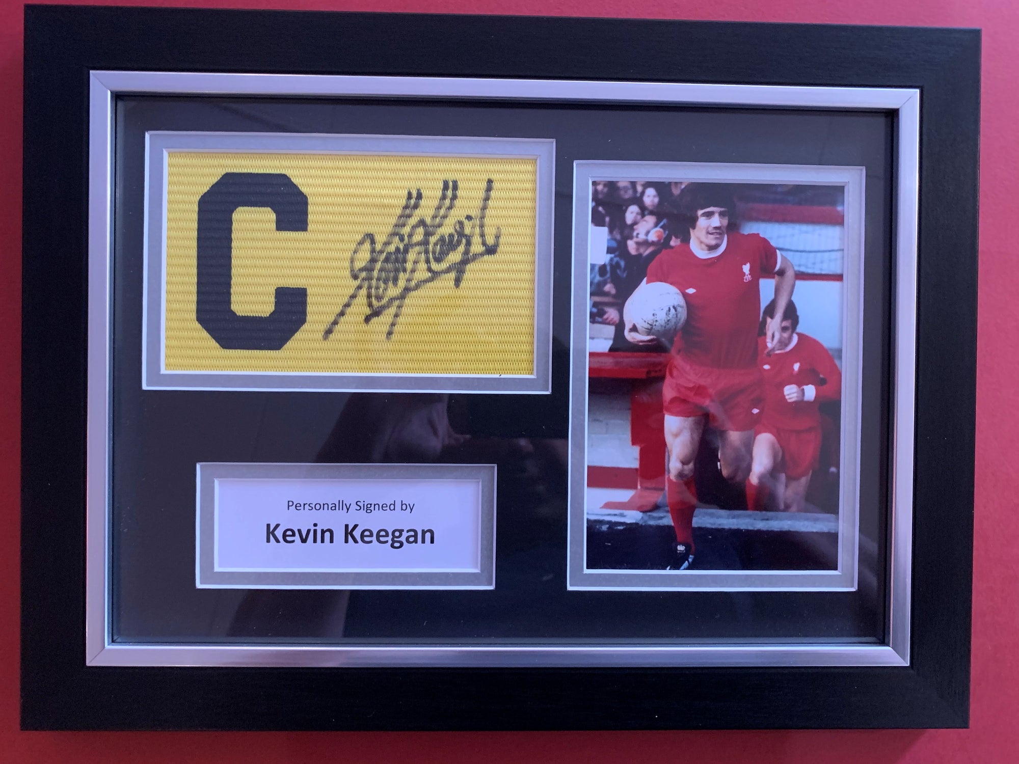 KEVIN KEEGAN - SIGNERT KAPTEINSBIND MED EKTEHETSBEVIS/COA