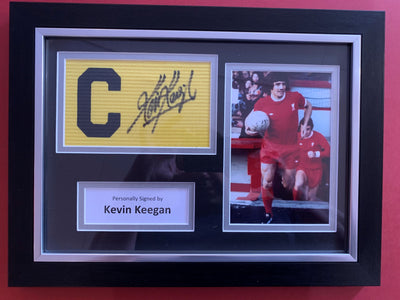 KEVIN KEEGAN - SIGNERT KAPTEINSBIND MED EKTEHETSBEVIS/COA
