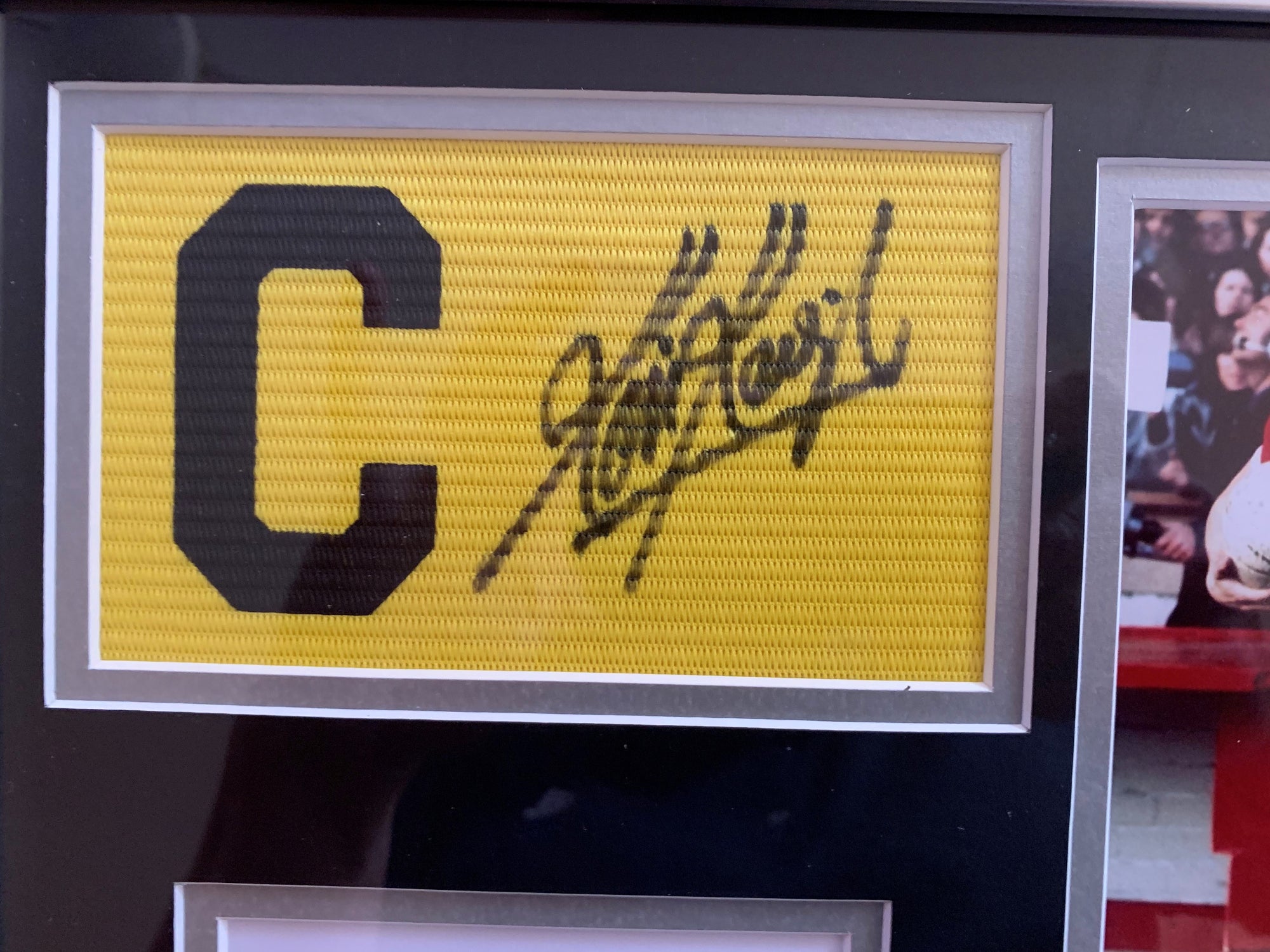 KEVIN KEEGAN - SIGNERT KAPTEINSBIND MED EKTEHETSBEVIS/COA