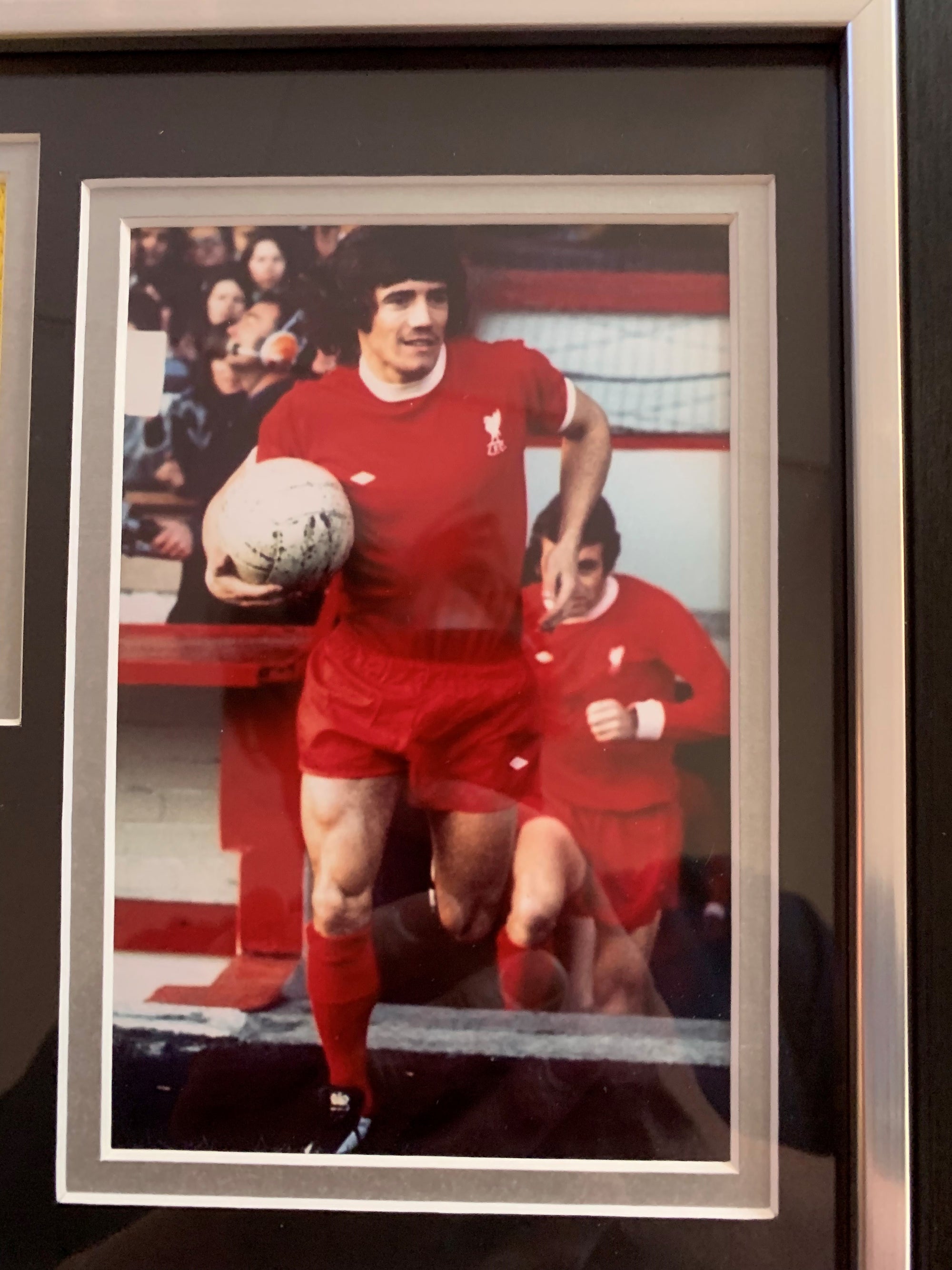 KEVIN KEEGAN - SIGNERT KAPTEINSBIND MED EKTEHETSBEVIS/COA