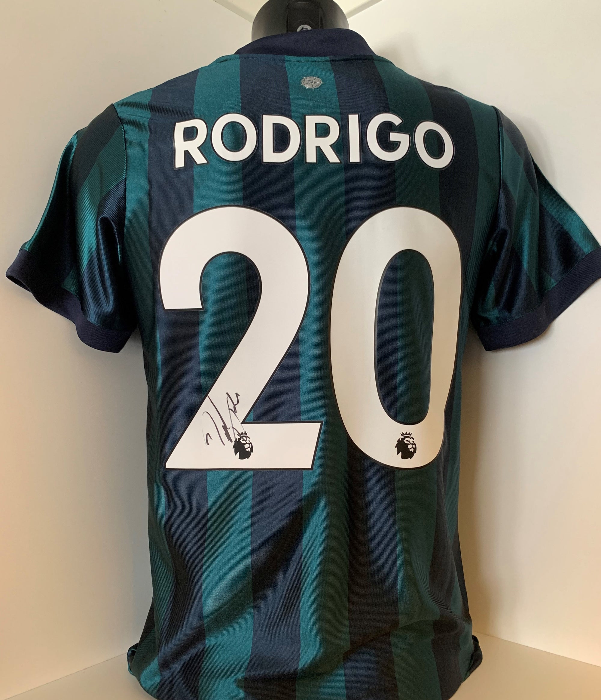 RODRIGO - SIGNERT DRAKT MED EKTEHETSBEVIS/COA