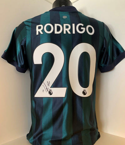 RODRIGO - SIGNERT DRAKT MED EKTEHETSBEVIS/COA