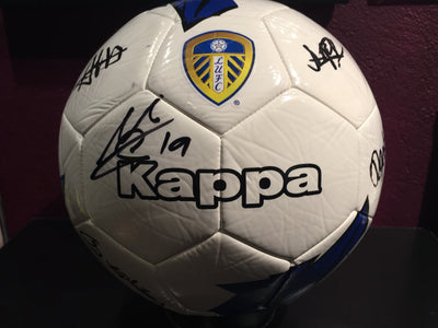 LEEDS - TEAM SIGNERT LEEDS UNITED BALL FRA SESONGEN 2018/19 - MED EKTEHETSBEVIS/COA