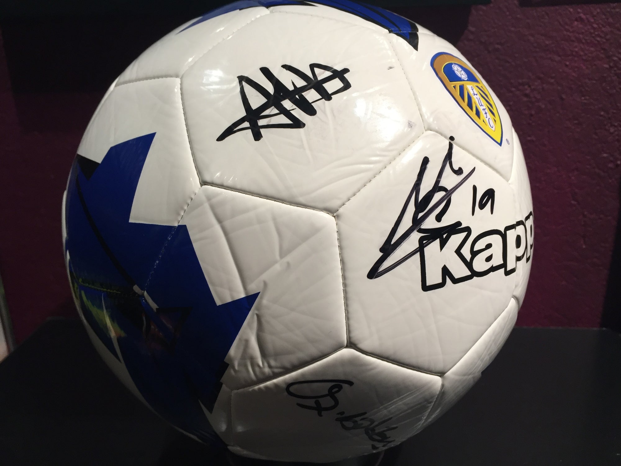 LEEDS - TEAM SIGNERT LEEDS UNITED BALL FRA SESONGEN 2018/19 - MED EKTEHETSBEVIS/COA