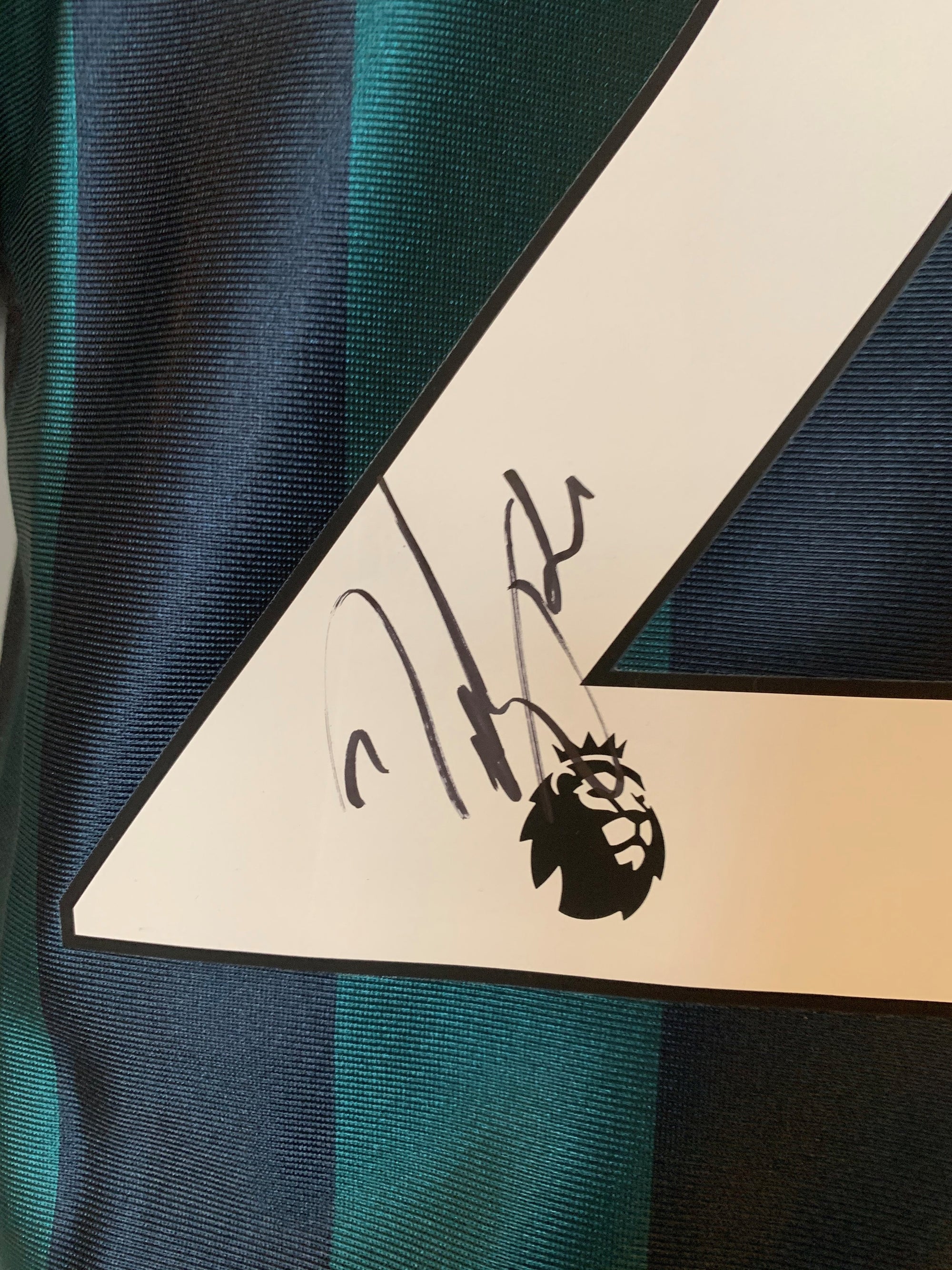 RODRIGO - SIGNERT DRAKT MED EKTEHETSBEVIS/COA