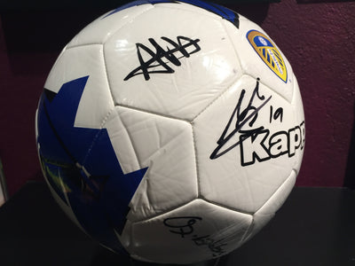 LEEDS - TEAM SIGNERT LEEDS UNITED BALL FRA SESONGEN 2018/19 - MED EKTEHETSBEVIS/COA