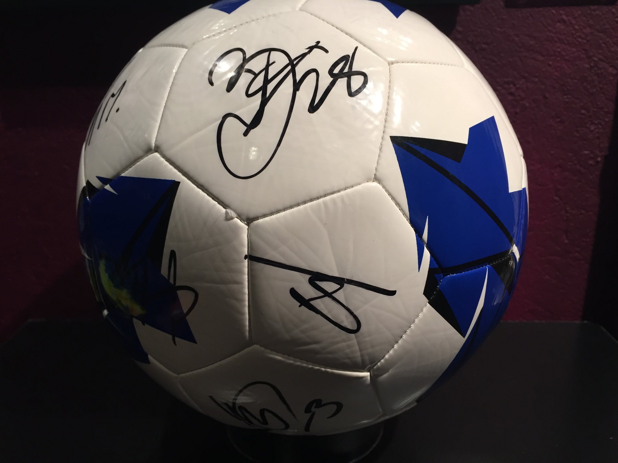 LEEDS - TEAM SIGNERT LEEDS UNITED BALL FRA SESONGEN 2018/19 - MED EKTEHETSBEVIS/COA