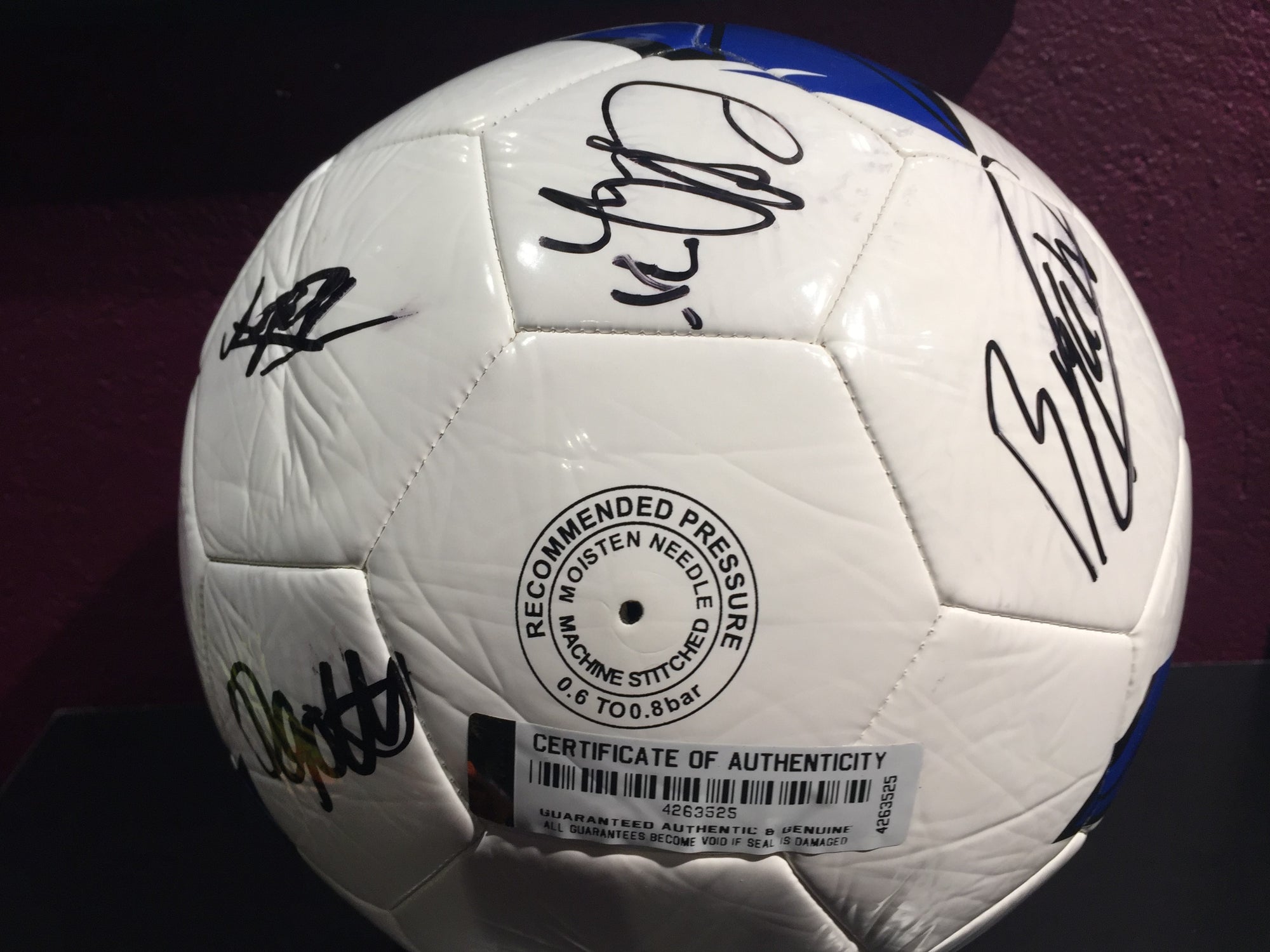 LEEDS - TEAM SIGNERT LEEDS UNITED BALL FRA SESONGEN 2018/19 - MED EKTEHETSBEVIS/COA