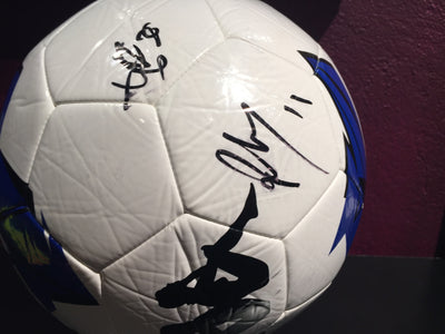 LEEDS - TEAM SIGNERT LEEDS UNITED BALL FRA SESONGEN 2018/19 - MED EKTEHETSBEVIS/COA