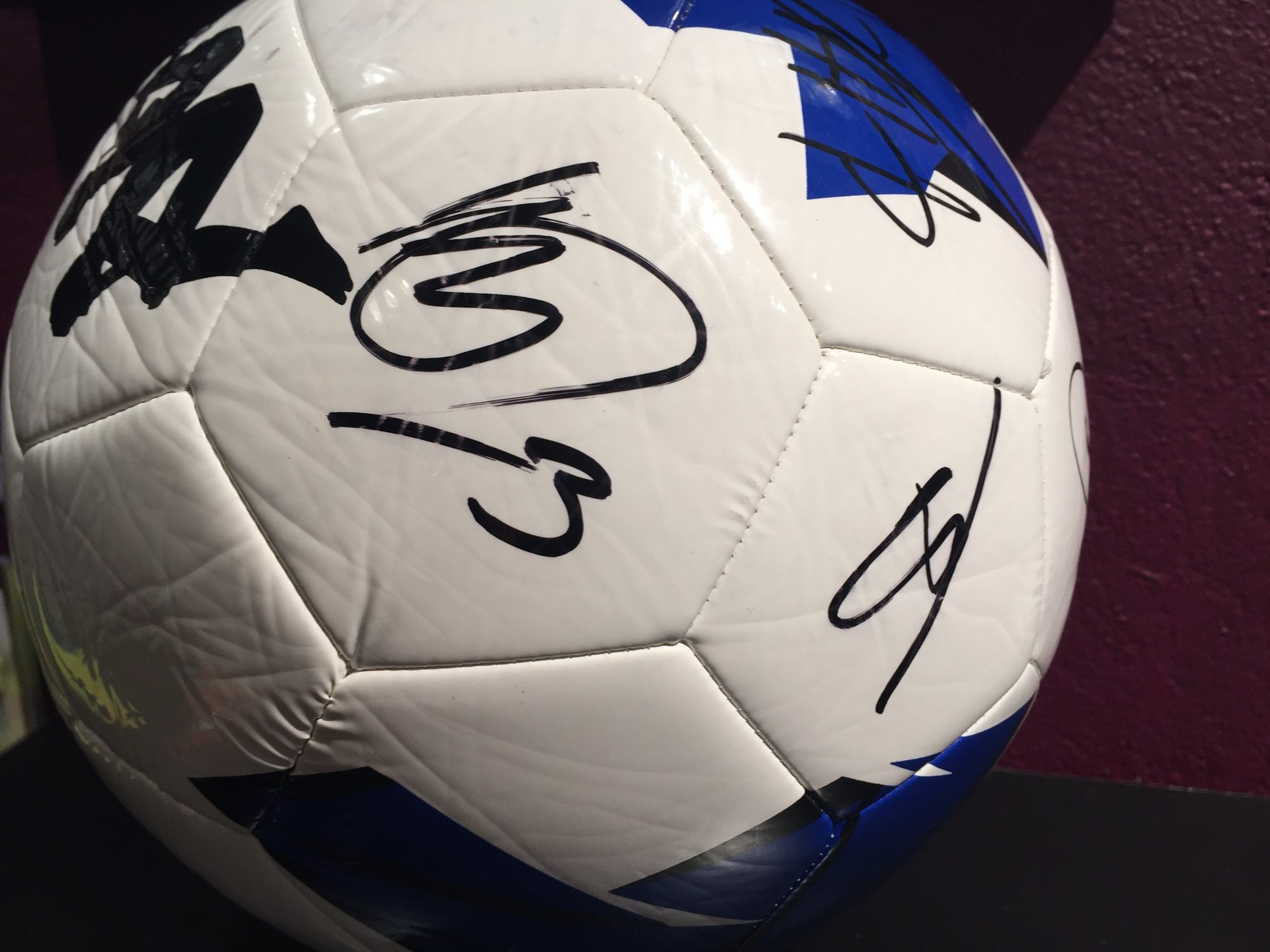 LEEDS - TEAM SIGNERT LEEDS UNITED BALL FRA SESONGEN 2018/19 - MED EKTEHETSBEVIS/COA