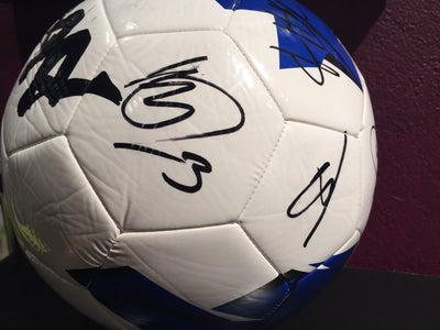 LEEDS - TEAM SIGNERT LEEDS UNITED BALL FRA SESONGEN 2018/19 - MED EKTEHETSBEVIS/COA