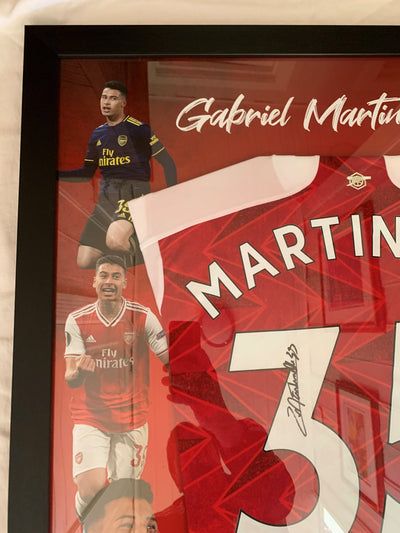 GABRIEL MARTINELLI - SIGNERT DRAKT FERDIG INNRAMMET I "ART-FRAME" MED EKTEHETSBEVIS/COA