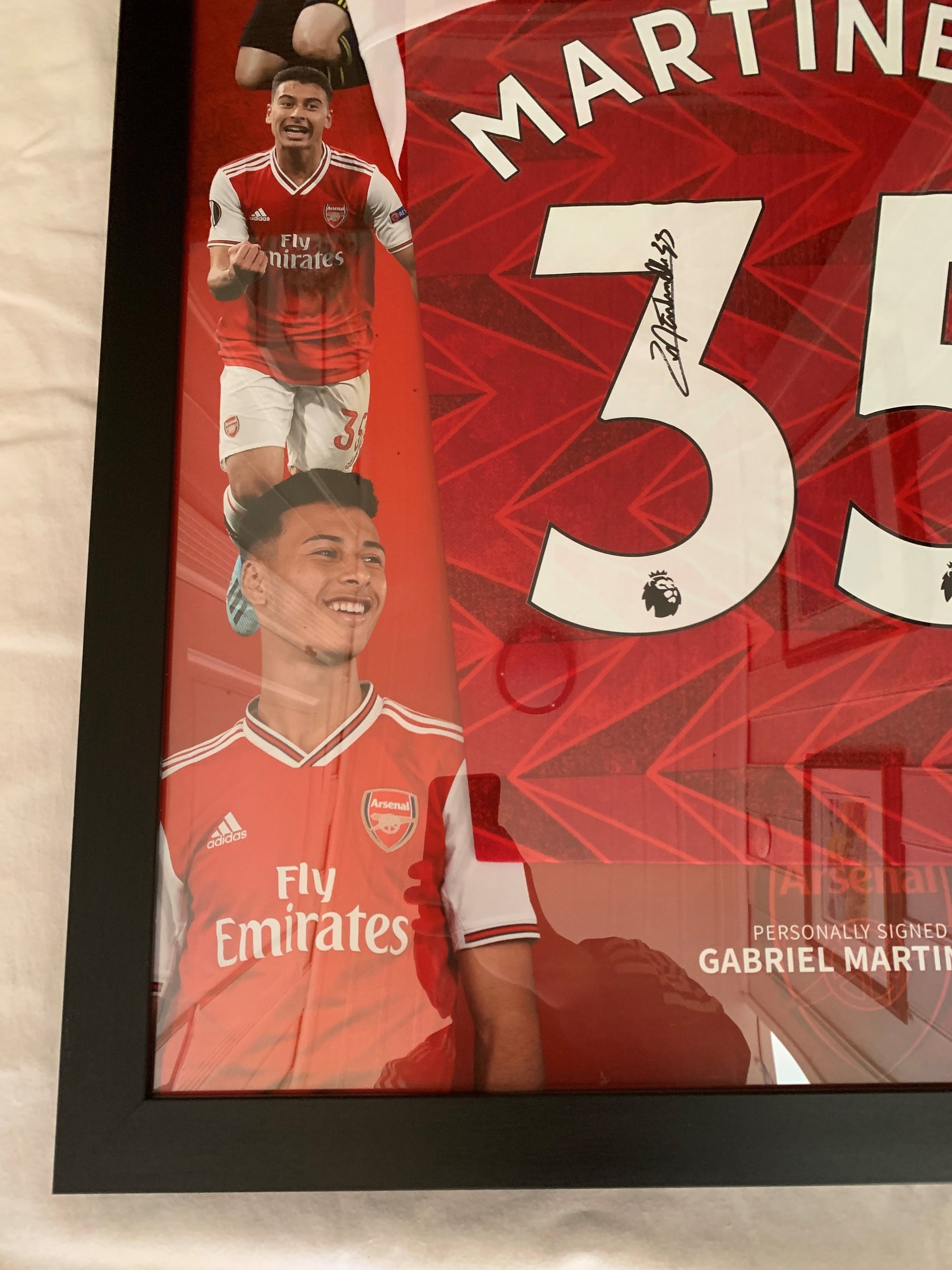 GABRIEL MARTINELLI - SIGNERT DRAKT FERDIG INNRAMMET I "ART-FRAME" MED EKTEHETSBEVIS/COA